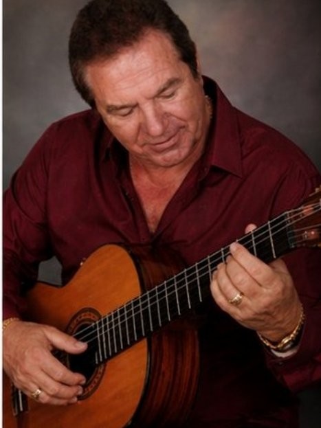 Manuel Andrade a tocar a sua guitarra clássica